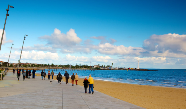 liburan-santai-di-st-kilda-beach-dengan-pemandangan-indah