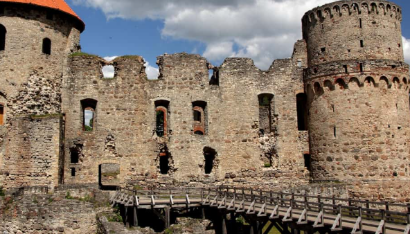 wisata-budaya-di-cesis-castle-yang-penuh-sejarah