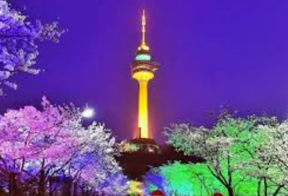 Menikmati Keindahan Malam Kota Seoul di Namsan Tower